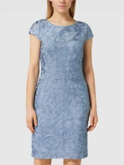 Christian Berg Cocktail Etuikleid Mit Strukturmuster - Jeans Meliert -Guesi Bekleidung Geschaft 9l5kkl2d6t436da18t94ag9k94p38iab9t142kid8cs3ik2i9d746ga16h6kglag84skcdqba0q38chpaco38o9hcor64o9g75h36e9k6ss38ohk74p30e31cksjgcpo68pj2p0