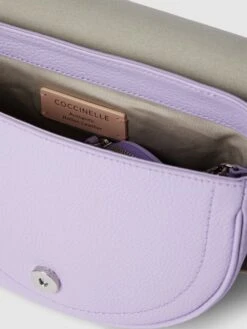 Coccinelle Saddle Bag Mit Label-Detail Modell 'BLAIRE' - Flieder -Guesi Bekleidung Geschaft 9l64cgif89844cag9sp4oiic9gok8kqm6l0lal2cah832ja5657jaipka50koiik8kpl4e2h9t630e9o6t3j6pj26ss3ad1pcksm6cpk74p32e1k70p3cd9ochj3gcppcpgmcoo