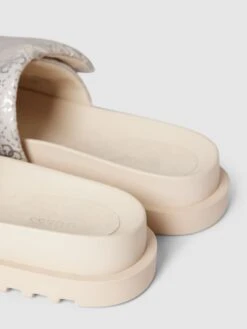 Guess Pantoletten Mit Label-Print Modell 'FABETZY' - Offwhite -Guesi Bekleidung Geschaft 9l8j2l23714l6cil657lcipi9p2kqhq29l7k2ka59t14kcihap4j8cpn9p24aj238cskml1o90q4sdq46l3jec9n75i6ap34c9j3cc9k6thjce9i60om6e9h75hjcc1p6lhj8do