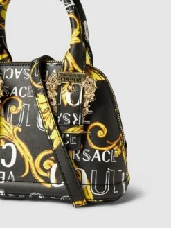 Versace Jeans Couture Handtasche Mit Allover-Logo - Schwarz -Guesi Bekleidung Geschaft 9l9k4ead9t4jidhg6ha42hpj9h7k2e1m8grkslhp9da4eli36h5j8c2b690keipg60qk8gqf60qjcd266oo64d9kcosj8db56kq66c9kckrjee9hccr3cpb174sjadhjccp6cc0