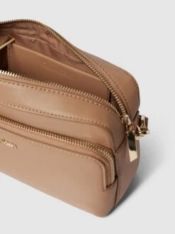 CK Calvin Klein Umhängetasche Mit Label-Applikation - Beige -Guesi Bekleidung Geschaft 9p23gipi6h75cj2b9paj2d266so46ki9ah0jgc9n9l33idq5ah74gd2h9h3jgj1k8l2l6cql8p548l1n8so6cpb46dh6adhnc8p38p1k64p3co9jc5j36c9nccq34e9hc5h38dg