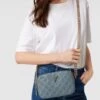 Guess Umhängetasche Mit Strukturmuster Modell 'NOELLE' - Rauchblau -Guesi Bekleidung Geschaft 9ssl0iqiad4kuj2l74o52dam9t6j0g9k656kqli8a953ila89sql2j269srl4j1h6t55cjhl651k2k2c6h3mcor6c8p3gd1g68p34ohk6kr30ohg60rm8or6cksjgp9n70sm2p0