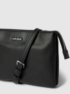 CK Calvin Klein Umhängetasche Mit Label-Applikation - Schwarz -Guesi Bekleidung Geschaft 9t53ej9h9ksj6d1n84q3ic2ja574ciim9gpj4k9p6gs4gla694pl4k2f94q4kk1magskgl2890o4oda68t3m6p32cdh6aphlcgpj2p1k64qmce34coq3apb5c4rm6cj664o3ic8