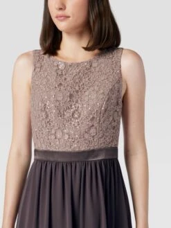 Jake*s Cocktail Cocktailkleid Im Vokuhila-Stil Mit Paillettenbesatz - Taupe 9 Jake*s Cocktail Cocktailkleid Im Vokuhila-Stil Mit Paillettenbesatz - Taupe -Guesi Bekleidung Geschaft 9t83aiak899j2dhm6d434gi391b36iqa74r32ki29t63ej1i68pjghqj9ookshi58crjahaj8h956cijago3ce1hcdgm2d31cco64o9k6cqjeeb265hjec1k6hgj0pb1coq34e0