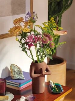 Doiy Vase Aus Keramik Modell 'Namaste' - Mittelbraun -Guesi Bekleidung Geschaft 9t9kmkhg6l5l0jqe61a4ilai65b56ka79cq3ekqh6l550h2b6h156had6d8kmghl6ko5cj9n9l7l8lab8h3m6o9o60om8d1o68sm4d9k6sr64e9mcoo32dhp6dijgc1kc4o34d0