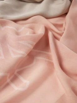 ARMANI EXCHANGE Schal Mit Label-Print - Rosa -Guesi Bekleidung Geschaft a0olahah71838k249d0l4gikap838ji99515ce216p7j6cqe990l0eamah534iakah654j2a8d3kge1i9t3j2cho6thjadpj61gmap9k74r32e1ocgoj6d346gr3edpmc8s68c8