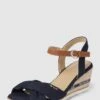 Tom Tailor Wedges Mit Label-Details - Marineblau -Guesi Bekleidung Geschaft a0q4eiqh91552ka1ap138hi26spj8kqf9oojgl9mah842cida193gh1k6t43ck2bad3lcliaaook6daa88o3cchmcop36c9j60s3cc9k6him4eb669h3gc3475j36p9pchimacg