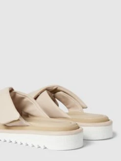 Marc Cain Bags & Shoes Pantoletten Mit Breiten Riemen - Beige -Guesi Bekleidung Geschaft a144ik289t244gibakrjekpg8p3k8hq6854jakq46t54ae9lahal6ja96la3ilab99b4ee9j88p58hho6h3machn6kp3aeb56kp38e9kc4q3ae9jc4sm2or66cr36db56spj2e8