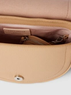 Coccinelle Saddle Bag Mit Label-Detail Modell 'BLAIRE' - Beige -Guesi Bekleidung Geschaft a1ajcgq99h532gi28t942ia3a94k4ca274qk8k2a858keka199546cqead7k6h1i60qjed2g6h84ehq3a13m2ohmc8qmcd9hc9j34phk6li3ao9jcpgmco9gclim8ohh71ij4oo