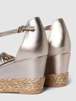 Marco Tozzi Wedges Im Metallic-Look - Gold -Guesi Bekleidung Geschaft a4rl4haa995l6hi19ork4k2194p3aki56h64aihm6p74mjhn6l83aj1p88s3gji36spkskif6gsk6e1h88o6copgc4pj8chi6gqj4c1kc9h34ohj60rj0d1hcos30phpcosjaog