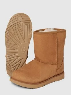 UGG Boots Mit Teddyfutter Modell 'CLASSIC' - Camel -Guesi Bekleidung Geschaft a524kj2h8574cjph9174kj2k9d2kgj2d68p30g9ma52k6g9p9crkkj1h6h74klif9t242jqia5350daa913j0e1ockq64e1o70p62cpk70sjgoj168q34dr570q6ac1o69i3id8