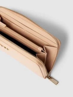 HUGO Portemonnaie Mit Label-Applikation Modell 'CHRIS' - Sand -Guesi Bekleidung Geschaft a544qi1g6p9kadqd90okac2k8la50gq4917kkda68h5kuja49opj8dhj998j4j26a964mjq19col4jq96t3jip9p64q62oj3cgrm2p9k69h62e1nc4pjcphocop6cchm6kr34c0