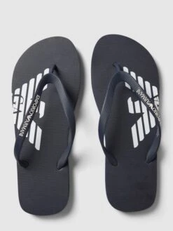 Emporio Armani Zehentrenner Mit Label-Details Modell 'Basic' - Dunkelblau -Guesi Bekleidung Geschaft a5b30h9ma8qjal238so5ccqm8554cea86crkqkpi999kkg9m856kakac9gr46ghm8gq4sh9na5a4ulaaa4o38eb574o3ip1j6orm4e9k64rjce9p64smco9pcoq3ee9ocdi6ce0