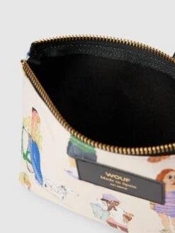 WOUF Kosmetiktasche Mit Label-Patch Modell 'June' - Sand -Guesi Bekleidung Geschaft a8r48k9gah33gh2868ol6d278p7jil2k9d5l8gq8akp3ij2e95154d276opl8eaiap3kehqg9soj2c216p3jcohjc4q3id1j6hgj2opkcor64e9j70qjid1p6op38ohn6ks32c0