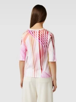 Marc Cain T-Shirt Mit Allover-Muster - Rosa -Guesi Bekleidung Geschaft a94k4hqg68p32hi38h74ih2l8h730dq39hal4dpg8h6jeh9n6t450d1j61b4sji46ssj6j9n6l53ekqaa53j2d326som8c9g64oj0ohk64qm4e1g68omcdho6dgj8p326tim2c0