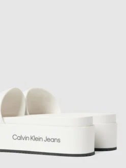 Calvin Klein Jeans Slides Mit Plateausohle - Weiß -Guesi Bekleidung Geschaft a954iki48t838kib9kr54di861al2j279ssl0cidal6j6hpk9h9l4ia66hal4ha88t24ogal6593ihq56d3jgdhm6cojge9k71hj0cpk6os3aoj464qjid9lccqjcoj66gr62e0
