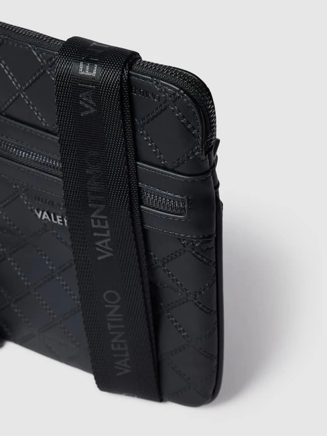 VALENTINO BAGS Umhängetasche Mit Label-Details Modell 'Gyoza' - Schwarz 4 VALENTINO BAGS Umhängetasche Mit Label-Details Modell 'Gyoza' - Schwarz – Bild 2