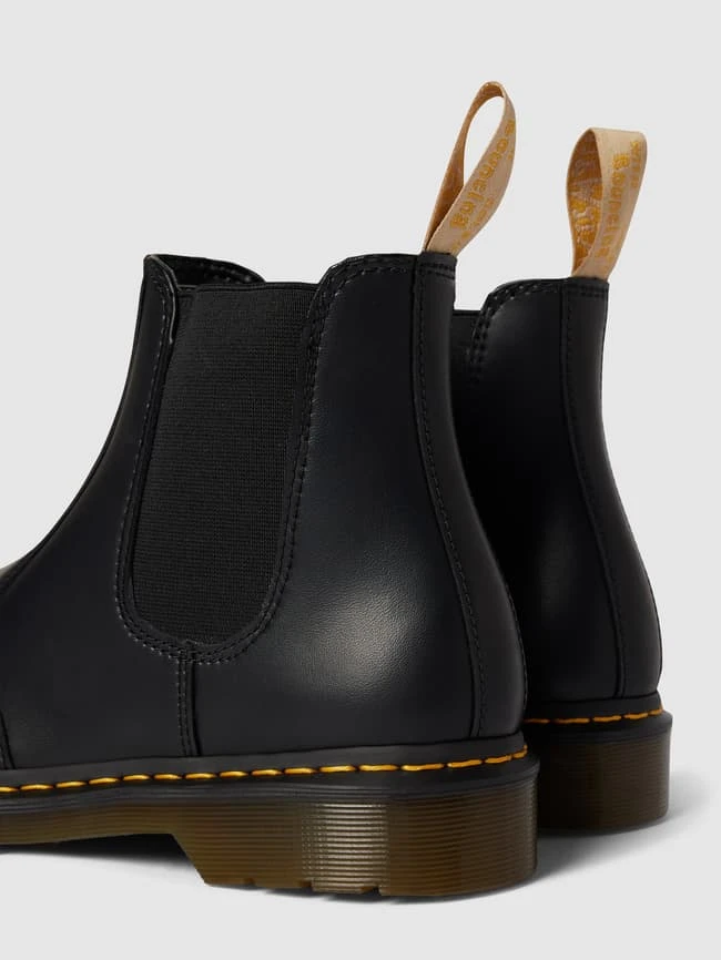 Dr. Martens Chelsea Boots Mit Gummieinsätzen Modell 'VEGAN' - Schwarz 5 Dr. Martens Chelsea Boots Mit Gummieinsätzen Modell 'VEGAN' - Schwarz – Bild 3