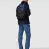 Blauer USA Rucksack Mit Label-Details Modell 'LIGHT' - Marineblau -Guesi Bekleidung Geschaft agp38ea29t64og9la8s4ada36cq52e2m8oql6diaago4uchj6h748di89pb3iiqj61952k9oaop4al9g88o3ae1gc5h3icj2cks3ccpk71i6ao9lc4ojae9l74pj6dpk70pm2og