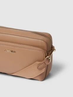 CK Calvin Klein Umhängetasche Mit Label-Applikation - Beige -Guesi Bekleidung Geschaft ah430c1na96lcghn6914mgaeacplaji3914jigq375a5cjim60rk8l9oa1142jpiacs52ji5a92kac2a90o62pb274q66c1m74q64phk68p38o9l6soj6eb474o66eb16ko62e8
