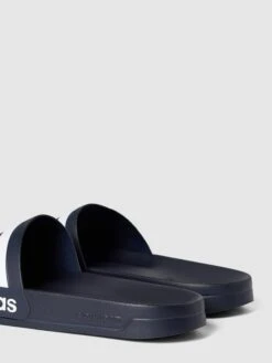 ADIDAS SPORTSWEAR Slides Mit Logo-Streifen Modell 'ADILETTE SHOWER' - Marineblau -Guesi Bekleidung Geschaft ah8ksgi59h84id9l60p4gl2a6h55ce1n71548hph68qk2k1m9h9kkdq1854jiipg60pjiiid84rj4kpl853jge3268pj0pb6c4pj4c9k61hjeeb6c8oj6e1g74rmcphh60r30e0