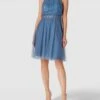 V.M. Cocktailkleid Mit Spitzen-Besatz - Rauchblau -Guesi Bekleidung Geschaft aoo4ikil618l2l1ja52kaja1a993cj9k9d6l2ipn6p8kmgqf91a56hi78p948hhm8h1k6e2g9pa3gea1a8o68pj3c4smcphg69hjic1k6lijce356crm2cb1cphjeeb2cks3eog