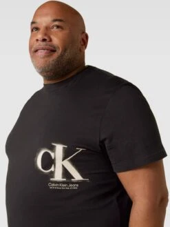 Calvin Klein Jeans Plus PLUS SIZE T-Shirt Mit Logo-Print Modell 'SPRAY' - Schwarz -Guesi Bekleidung Geschaft aooj6kaj64ql2khp6da52ga29p434h289d1l2ji7717kmgqa6d942dil6p0k6li88l632i9na54jgham953jaoj5coo68dr6ckr32o9k65j3gohnckr64db174p3eoj56gom4co