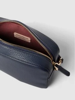 Coccinelle Umhängetasche Mit Label-Print Modell 'TEBE' - Marineblau -Guesi Bekleidung Geschaft aop32j2ga0okoe1i64s4ah2468skkdqja16ksiqm6114iipo8cpjekhp7534idhg6p93cc1m9kp3iga48p3m6p9n75h62c1j68qjgd1kc9ijiohnchi6copjcgqjgob6ccqmcd0