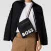 BOSS Umhängetasche Mit Label-Print Modell 'CATCH' - Schwarz -Guesi Bekleidung Geschaft aop5chq56h54qga585452k2e98skagi491b4mdpha9336cq3a4s4shqcah932kq1aosk6lij8crl6hq1a93j4dj36sqmcob3chijac1k6grjae1lccq6co9h64p62c1pcopjad0