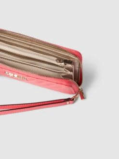 Guess Portemonnaie Mit Label-Details Modell 'KEILLAH' - Koralle -Guesi Bekleidung Geschaft aor4gi218h9kekifa5b44e1k74r56ipiago4scac8p6k8c2668ol2ci86gp52ja6al9kch2i8db32h1la4o3ed1mchi3ed9pckpj2c1k60sjco9l6go3gdhgcorj4chi6gpj4og