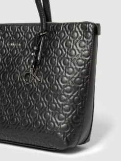 CK Calvin Klein Handtasche Mit Allover-Label-Prägung - Schwarz -Guesi Bekleidung Geschaft ap0jil2g9l14mlac8gp58ki76t84khi66h2j0dqc89a34k1m8h2j0kag8584sj2c74r4ui2ga4qk4jqd953j8cb3clhj0p9k69j3gcpk68o38e9j61j38dr660pj8c1hc4s62c0