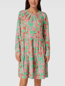 Marc Cain Knielanges Kleid Mit Allover-Muster - Apfelgrün -Guesi Bekleidung Geschaft ap1jecila0r52da299734ihj95ajglhi8oojii296p354c22a14kqghoa58kiea3650j2jqj9p9kuhpg74o66or5c9hj4d1j75i30phkckoj4e9hccrjepj2chh30dr270oj2dg