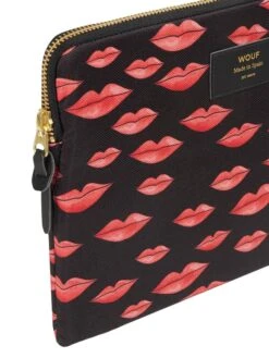 WOUF Tablettasche Mit Herzmuster Modell 'Beso'- Wasserabweisend - Schwarz -Guesi Bekleidung Geschaft ap64kkqlal454j1l8t342iq8992koda58sokoh21ap7kajq46os3edq98t5jcl249gs4sja1899lajaa6ko64p366krm8c1jcoqj8phk60oj4e33c8r68d1i65gm2dplccqm6c8