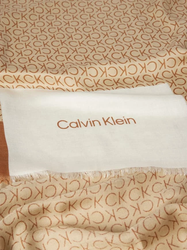 CK Calvin Klein Schal Mit Logo-Muster Modell 'GEO MINIMAL' - Camel 4 CK Calvin Klein Schal Mit Logo-Muster Modell 'GEO MINIMAL' - Camel – Bild 2