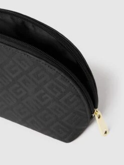 Guess Kosmetiktasche Mit Label-Schriftzug - Schwarz -Guesi Bekleidung Geschaft apaksdi36kq4ic2g6l73ejq4al24kji67144uga1a95jiiih697l0e286ss30gica8s52cq3852lcla49go62cj4cos3gdpnchhm2d9k6srjgohhchj3ccpgccsmcp9l6kpj8o8